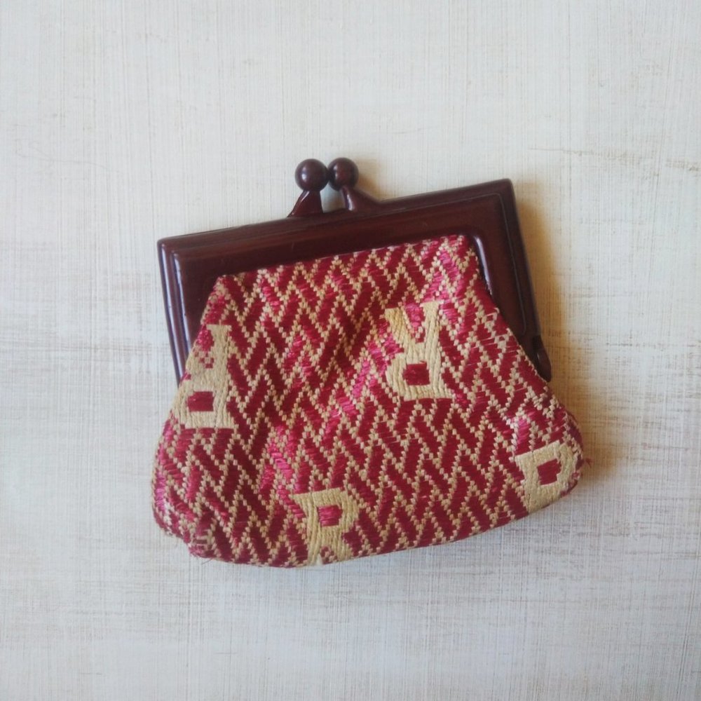 SOLD XS Vintage Embroidered Coin Purse | 1950s Style, Clamshell with R Emblem
